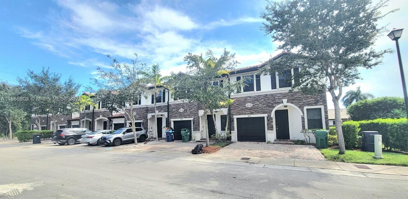 4219 SW 164th Ct in Miami, FL - Building Photo