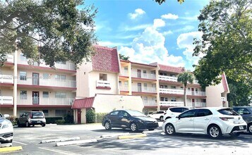 1015 Country Club Dr in Margate, FL - Building Photo - Building Photo