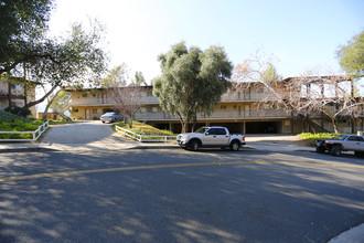 2076 Valderas Dr in Glendale, CA - Foto de edificio - Building Photo