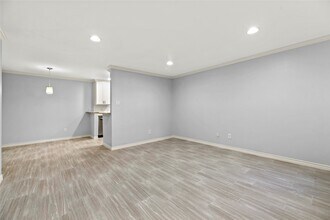 1223 Augusta Dr in Houston, TX - Building Photo - Building Photo