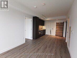 15 Queens Quay E in Toronto, ON - Building Photo - Building Photo