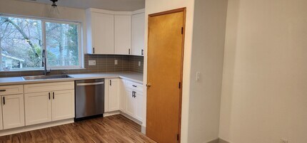 1008 SE Sherrett St in Portland, OR - Building Photo - Building Photo