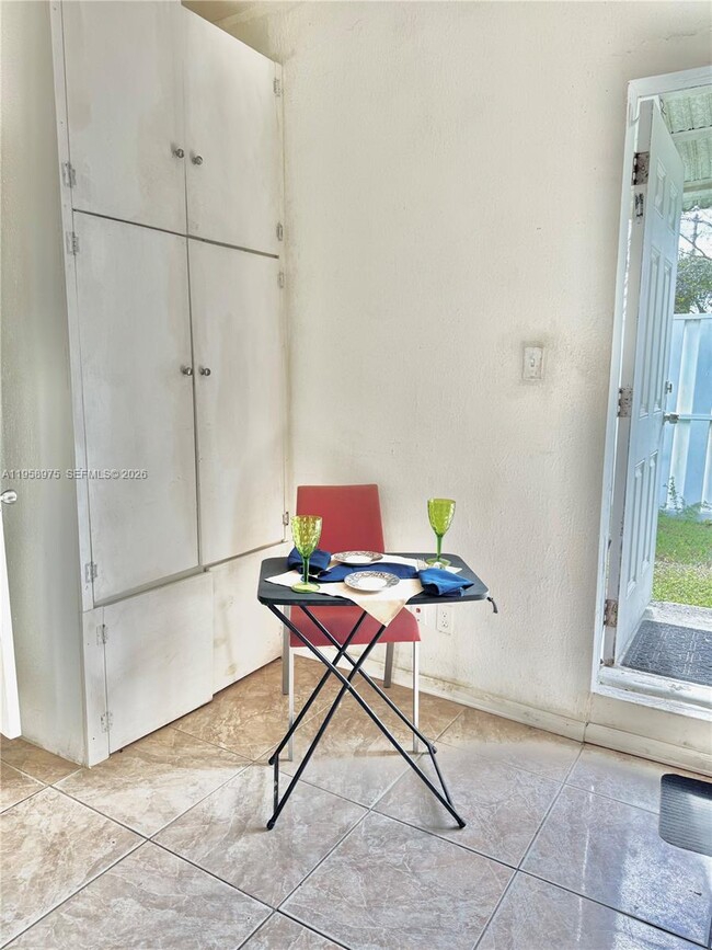 1822 Cleveland St in Hollywood, FL - Foto de edificio - Building Photo