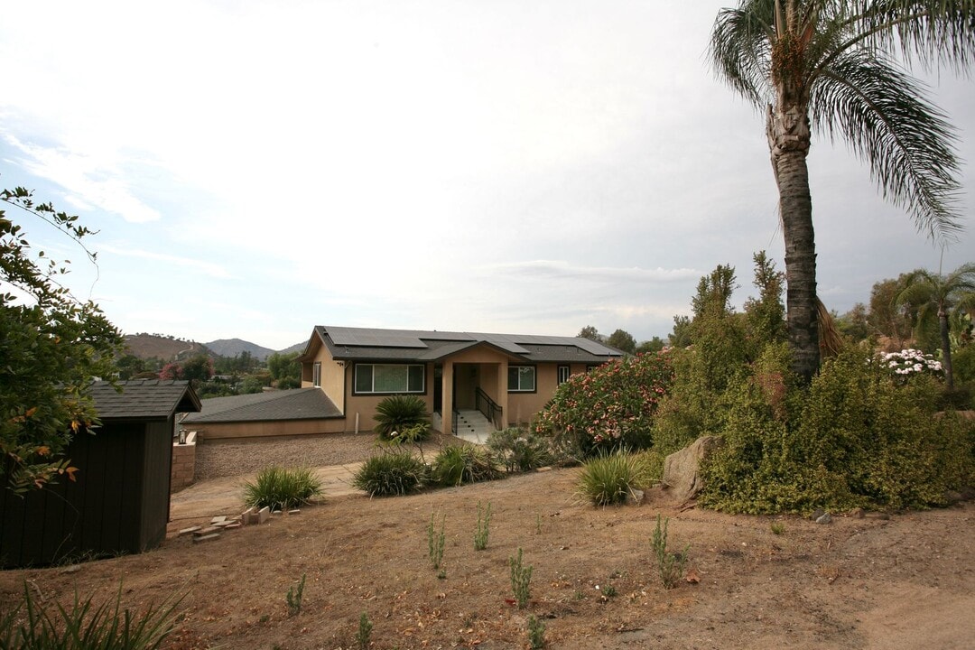 9978 Valle Caballo Ln in El Cajon, CA - Building Photo