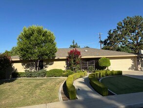 209 El Rio Dr in Bakersfield, CA - Foto de edificio - Building Photo