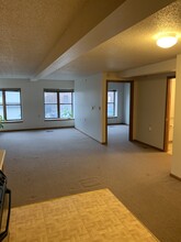 319 E Washington St, Unit 104 in Iowa City, IA - Foto de edificio - Building Photo