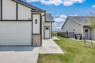 5236 N Cypress St in Bel Aire, KS - Building Photo - Building Photo