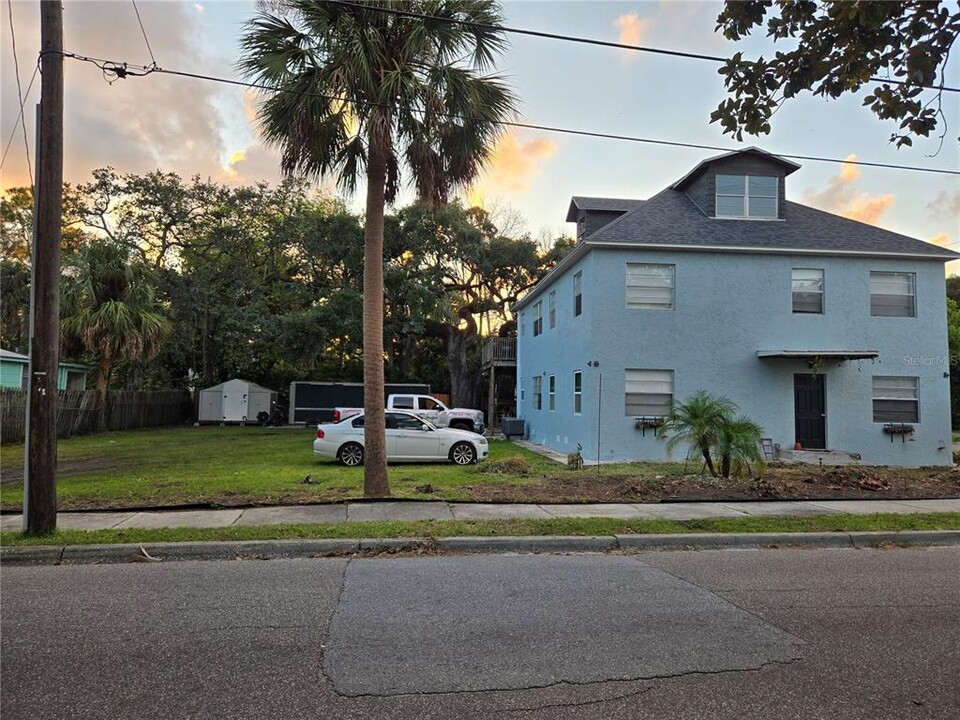 101 W Lemon St in Tarpon Springs, FL - Building Photo