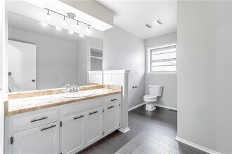 601 N Valley W Dr in Rogers, AR - Foto de edificio - Building Photo