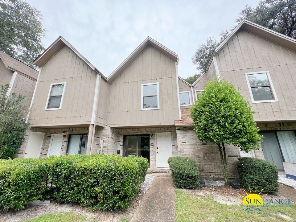 15 Falcon Ridge Ln in Fort Walton Beach, FL - Building Photo