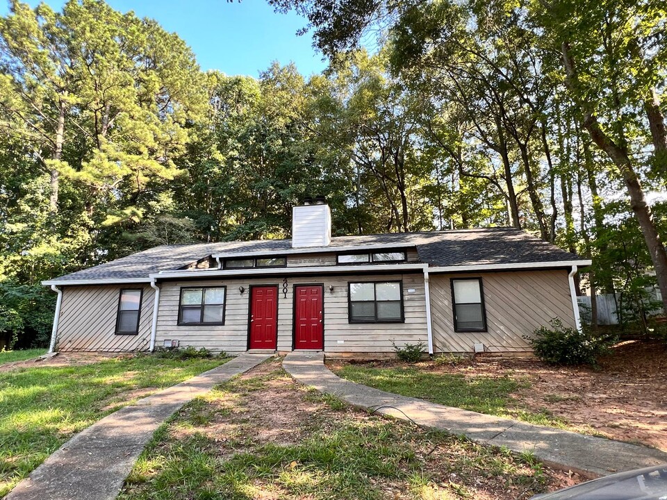 4001 Hawthorne Cir SE in Smyrna, GA - Building Photo