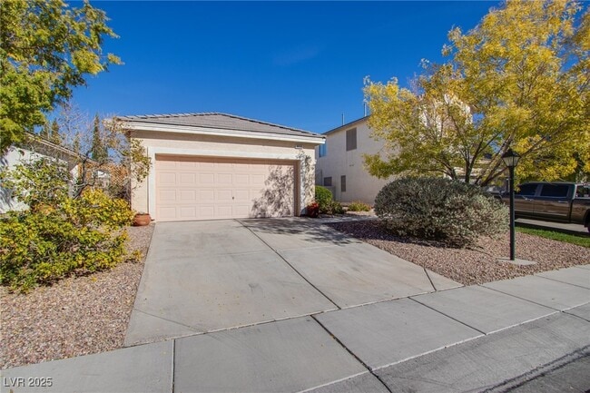 8836 Iron Hitch Ave in Las Vegas, NV - Building Photo - Building Photo