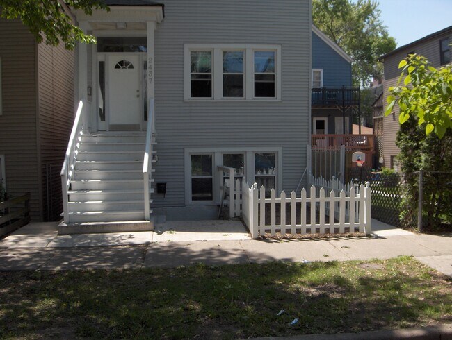 2437 W Moffat St, Unit 2 in Chicago, IL - Building Photo - Building Photo