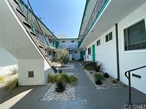 252 S New Hampshire Ave-Unit -3 in Los Angeles, CA - Building Photo - Building Photo