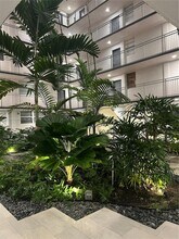 680 NE 64th St in Miami, FL - Foto de edificio - Building Photo