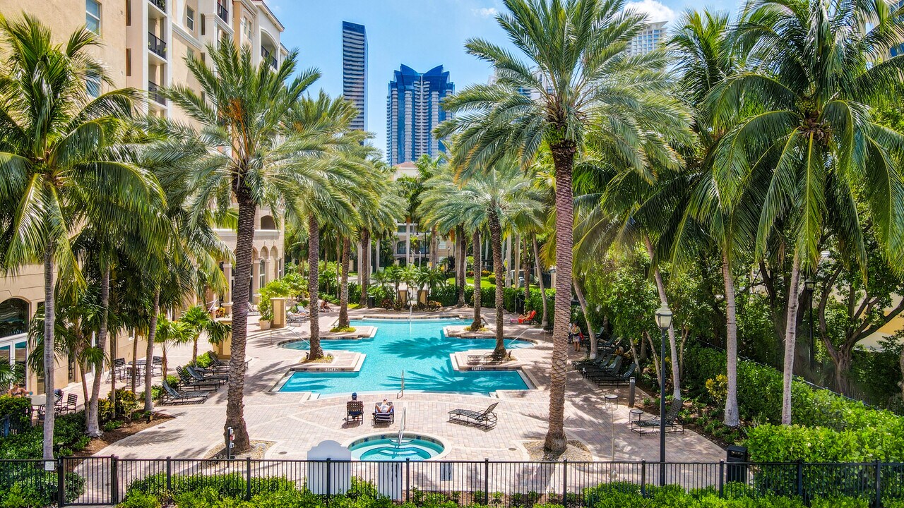 17150 N Bay Rd, Unit 2810 in Sunny Isles Beach, FL - Building Photo