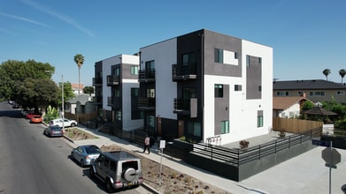 4960 Clinton St, Unit 4958 in Los Angeles, CA - Foto de edificio - Building Photo