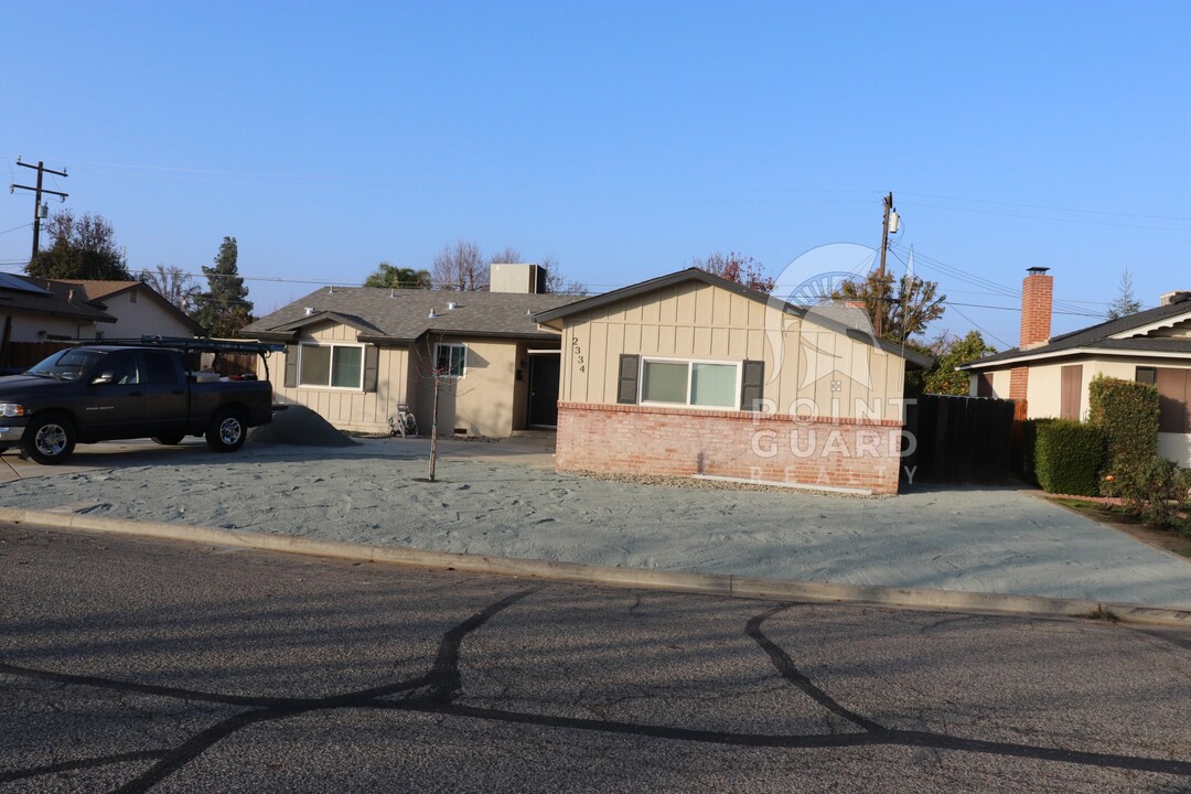 2334 W Cambridge Ave in Visalia, CA - Building Photo