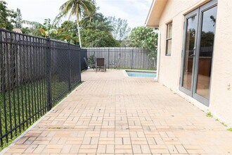 7480 NW 37th Ct in Lauderhill, FL - Building Photo - Building Photo