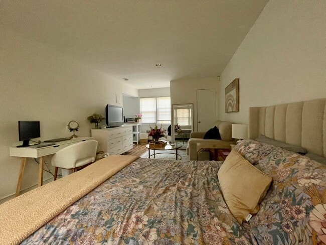 215 W Broadway, Unit M2 in Long Beach, NY - Foto de edificio - Building Photo