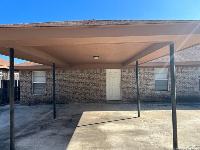 1118 W Goodwin St in Pleasanton, TX - Building Photo - Building Photo