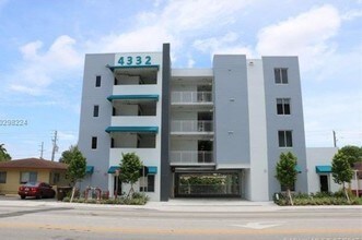 4332 W Flagler St, Unit 402 in Miami, FL - Foto de edificio - Building Photo