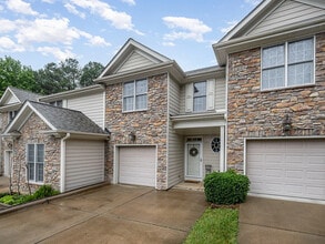 2822 Pickett Rd in Durham, NC - Foto de edificio - Building Photo
