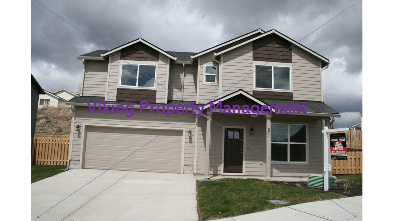 801 NE Brookstone Dr-Unit -1 in Prineville, OR - Building Photo