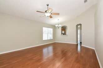 8065 Canterbury Lake Blvd in Tampa, FL - Foto de edificio - Building Photo