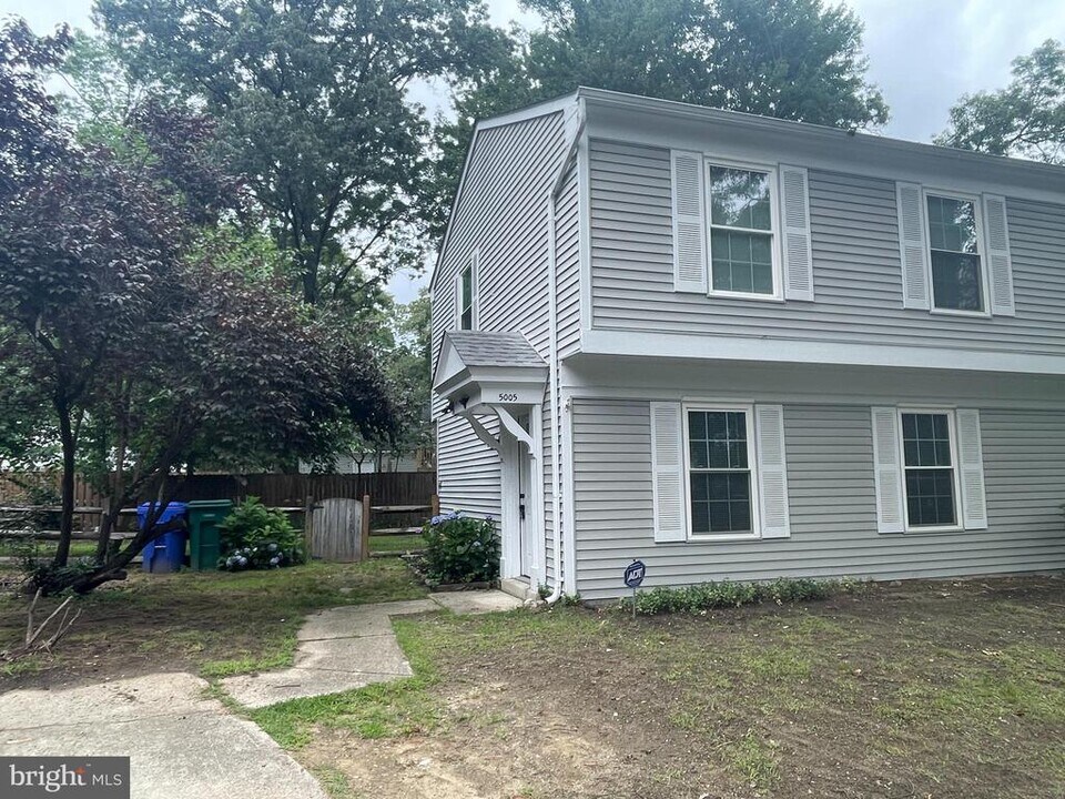 5005 Vane Ct in Waldorf, MD - Foto de edificio
