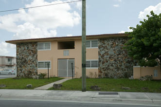 Red Road Manor in Miami, FL - Building Photo - Building Photo