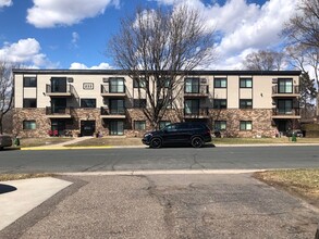 Gauvette Park Apartments in Columbia Heights, MN - Foto de edificio - Building Photo