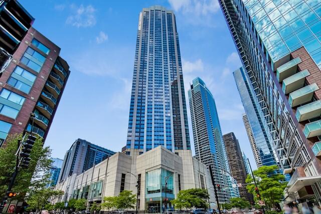 512 N McClurg Ct in Chicago, IL - Building Photo