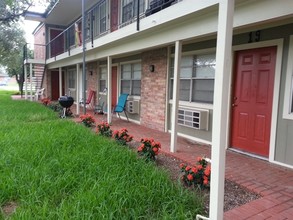 Holly House Apartments in Harlingen, TX - Building Photo - Building Photo