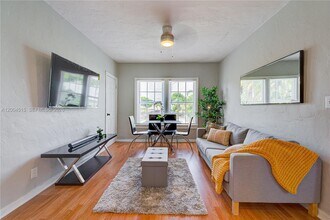 227 SW 30th Ave in Miami, FL - Foto de edificio - Building Photo