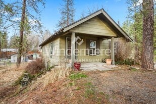 10125 N Whitworth Dr in Spokane, WA - Building Photo