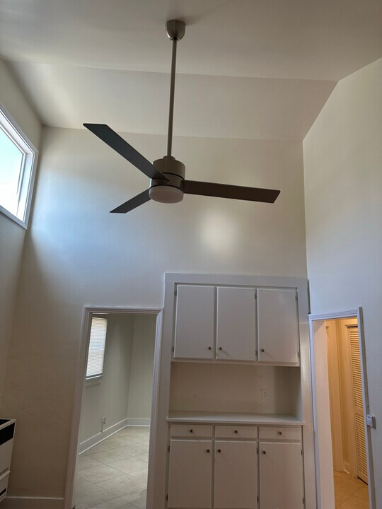 2038 Highland Ave in Los Angeles, CA - Building Photo