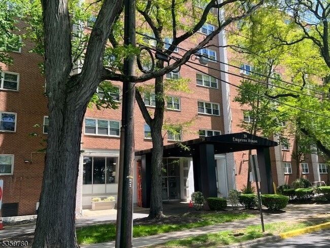 property at 39 E 39th St