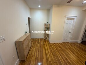 69 Oak St, Unit 1T in Somerville, MA - Foto de edificio - Building Photo