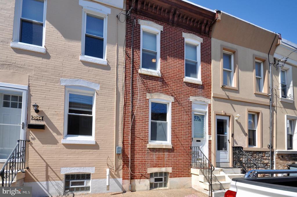 3056 Almond St in Philadelphia, PA - Building Photo