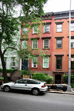 325 W 19th St in New York, NY - Building Photo - Building Photo