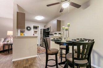 Commons at University Square in Charlotte, NC - Building Photo - Building Photo