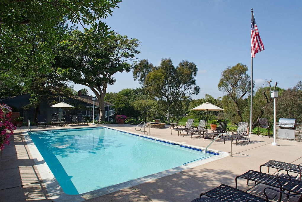 Fairway at Big Canyon in Newport Beach, CA - Foto de edificio