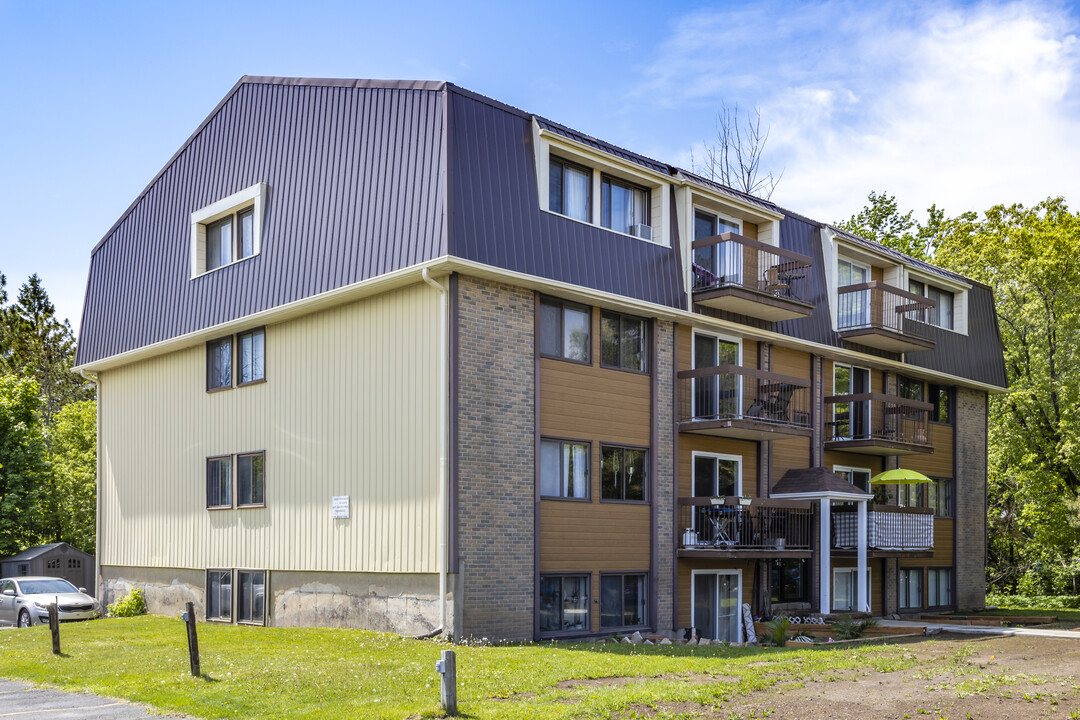 1455 Huet in St-Bruno-de-Montarville, QC - Building Photo