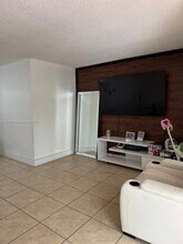 9351 Fontainebleau Blvd in Miami, FL - Building Photo - Building Photo