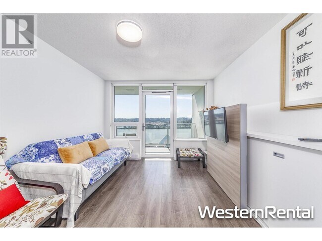 988-988 Quayside Dr in New Westminster, BC - Building Photo - Building Photo
