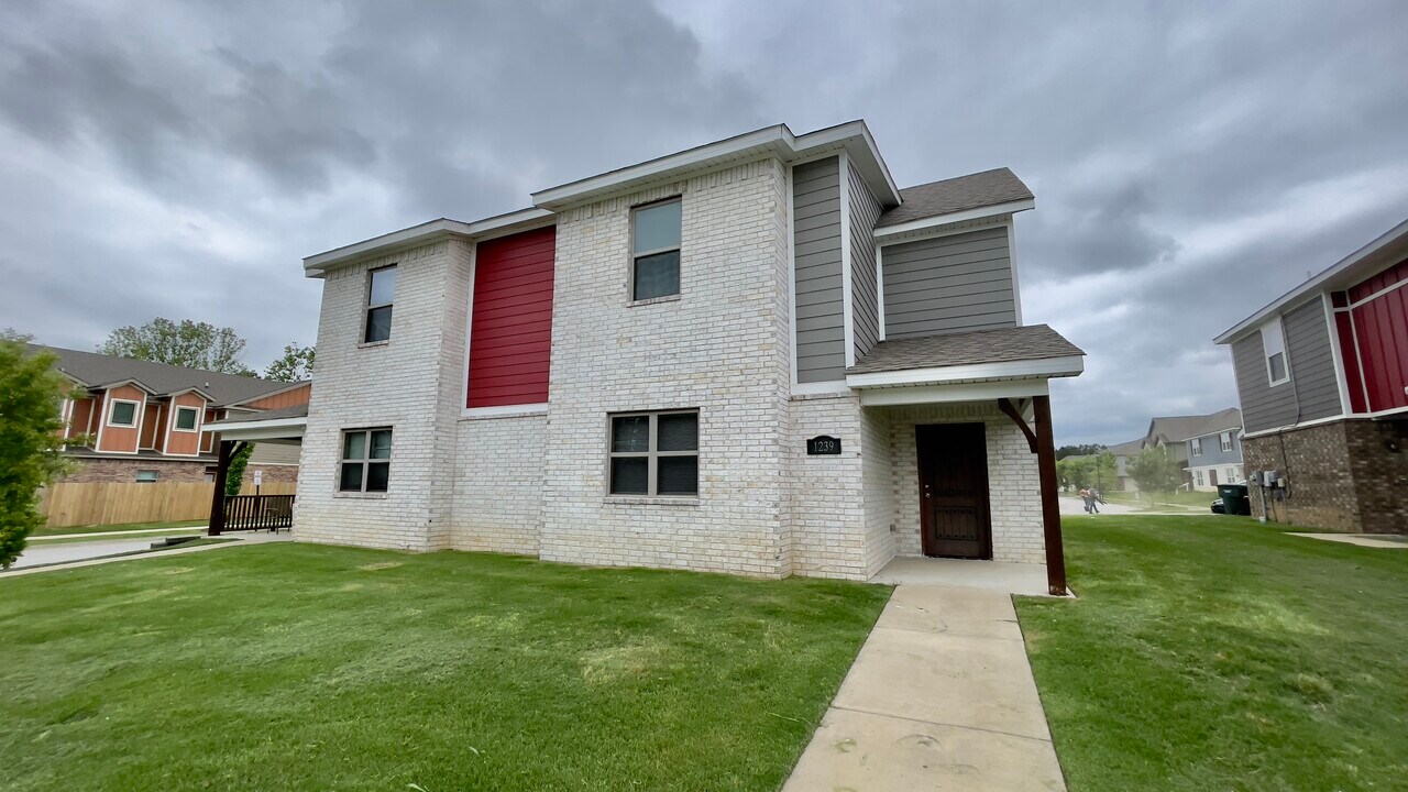 1239 N Rupple Rd in Fayetteville, AR - Building Photo