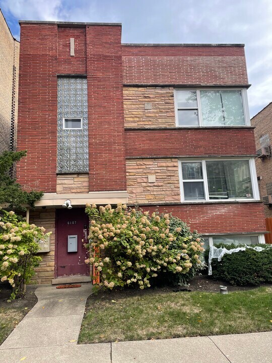 6107 N Mozart St, Unit 2nd in Chicago, IL - Building Photo