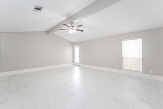 12039 Powderhorn Ln in Pinehurst, TX - Building Photo - Building Photo