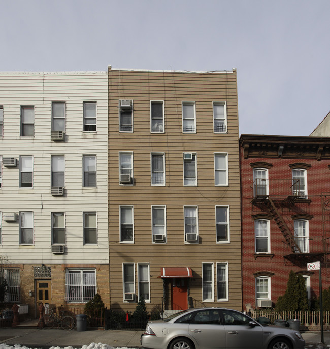 229 Calyer St in Brooklyn, NY - Building Photo - Building Photo